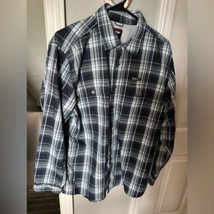 Mens L Wrangler Fishing Style shirt. Worn maybe once. Great shape.